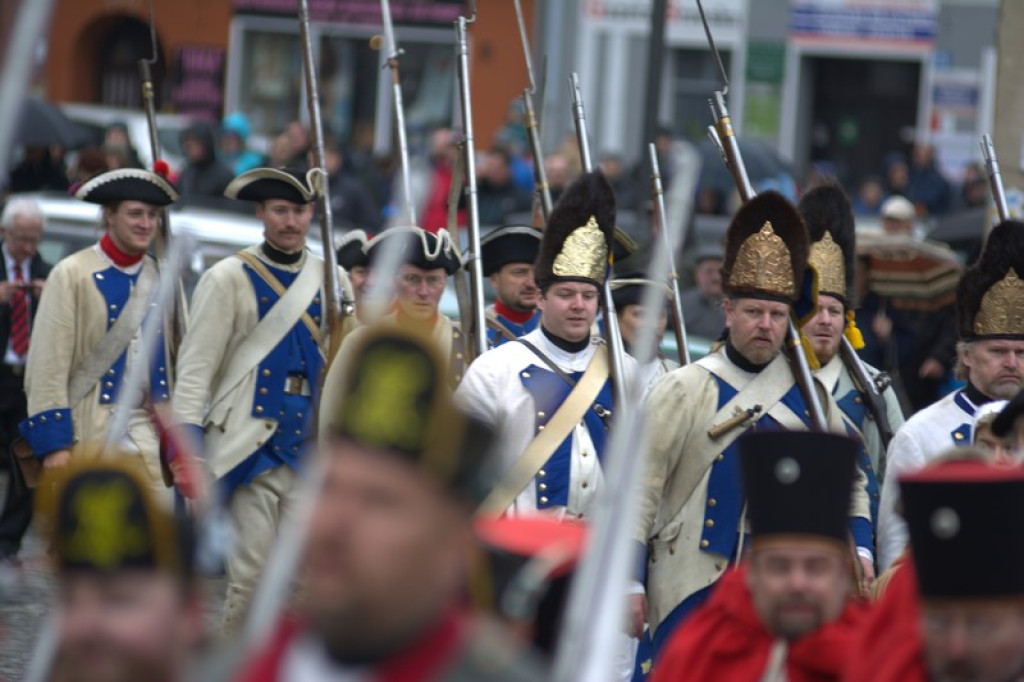 Apel, defilada i rekonstrukcja oblężenia twierdzy Brzeg [galeria zdjęć + wideo]