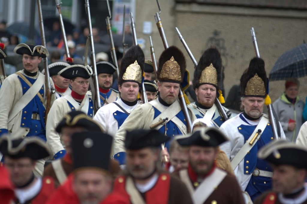Apel, defilada i rekonstrukcja oblężenia twierdzy Brzeg [galeria zdjęć + wideo]