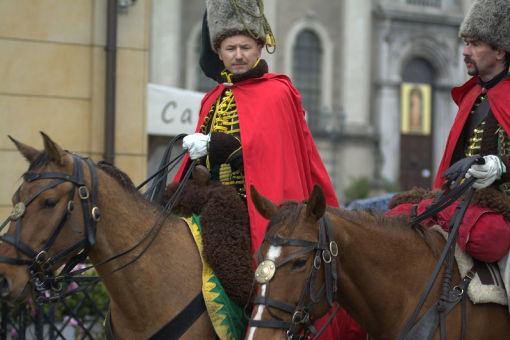 Apel, defilada i rekonstrukcja oblężenia twierdzy Brzeg [galeria zdjęć + wideo]