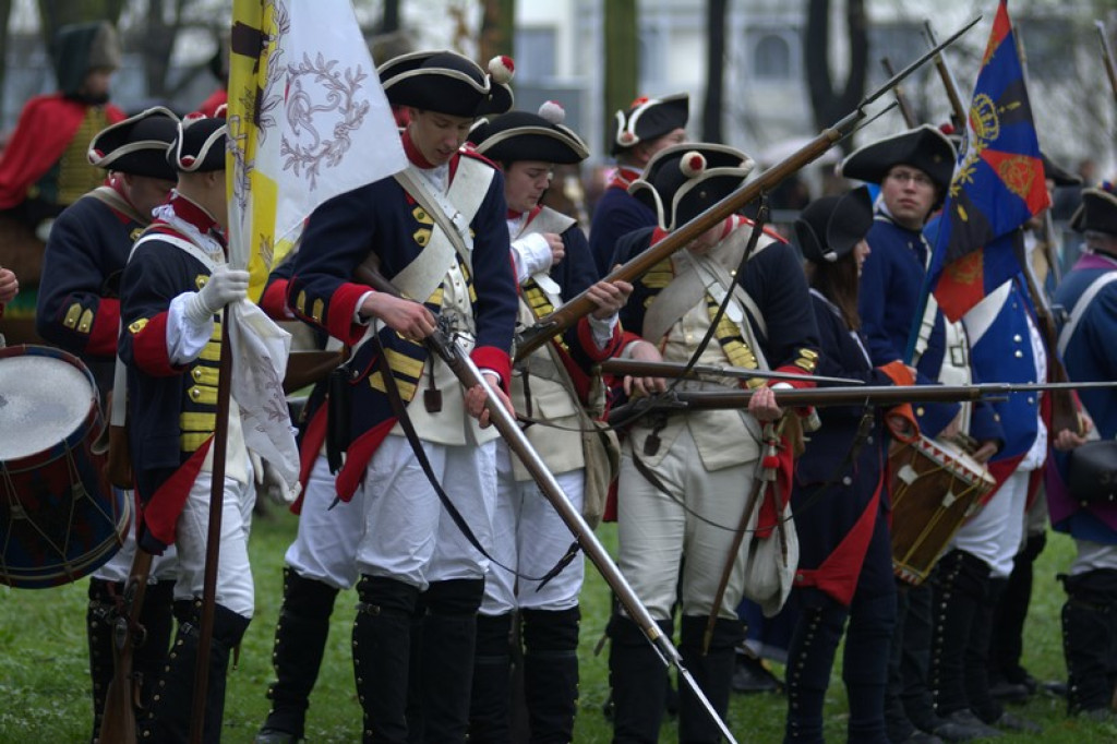 Apel, defilada i rekonstrukcja oblężenia twierdzy Brzeg [galeria zdjęć + wideo]