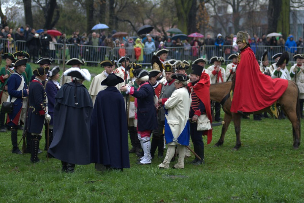 Apel, defilada i rekonstrukcja oblężenia twierdzy Brzeg [galeria zdjęć + wideo]