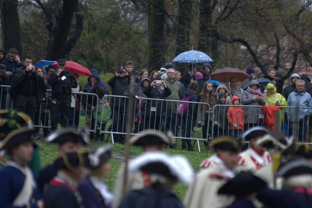 Apel, defilada i rekonstrukcja oblężenia twierdzy Brzeg [galeria zdjęć + wideo]