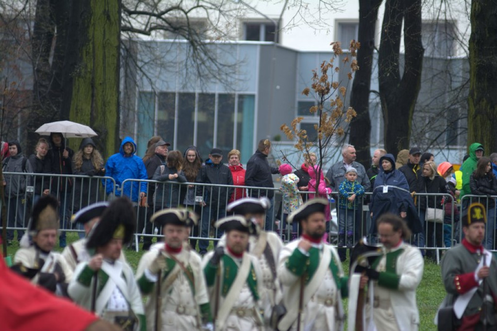 Apel, defilada i rekonstrukcja oblężenia twierdzy Brzeg [galeria zdjęć + wideo]