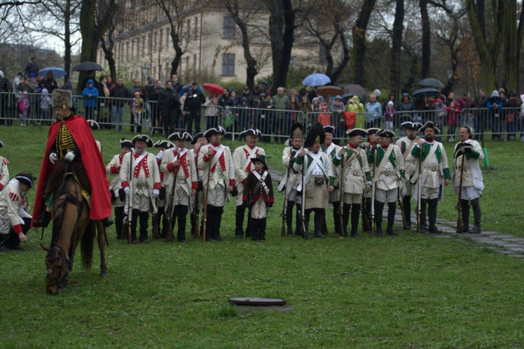 Apel, defilada i rekonstrukcja oblężenia twierdzy Brzeg [galeria zdjęć + wideo]