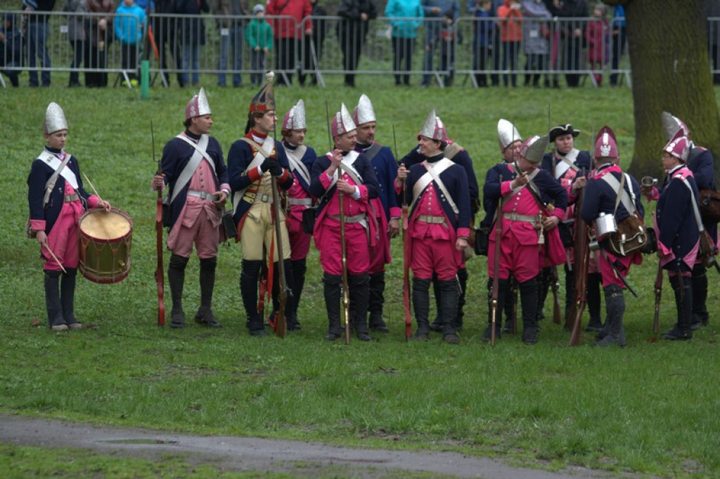 Apel, defilada i rekonstrukcja oblężenia twierdzy Brzeg [galeria zdjęć + wideo]