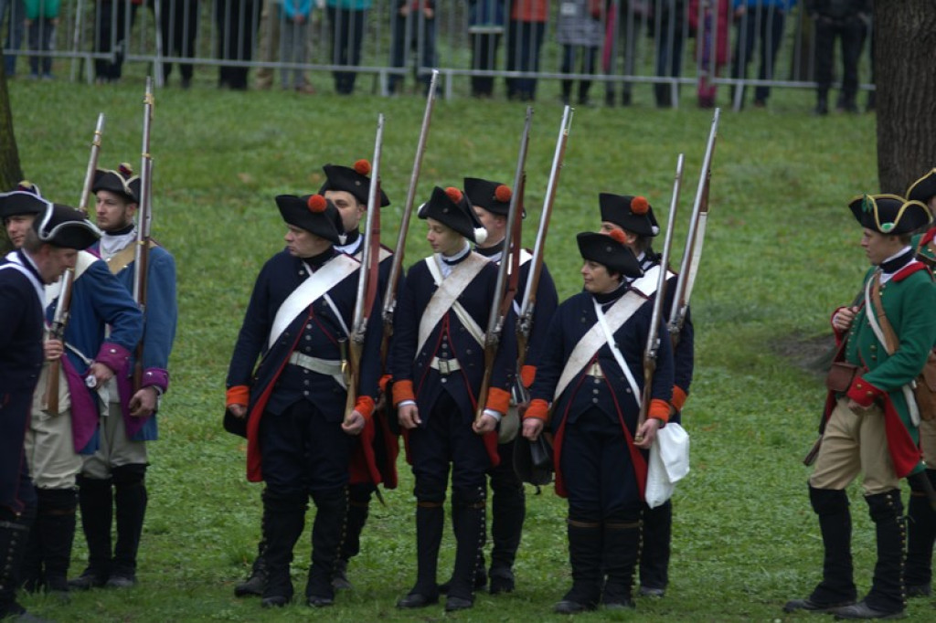 Apel, defilada i rekonstrukcja oblężenia twierdzy Brzeg [galeria zdjęć + wideo]