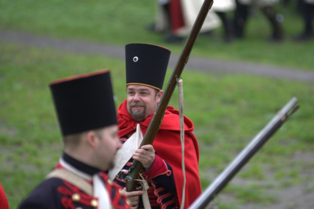 Apel, defilada i rekonstrukcja oblężenia twierdzy Brzeg [galeria zdjęć + wideo]