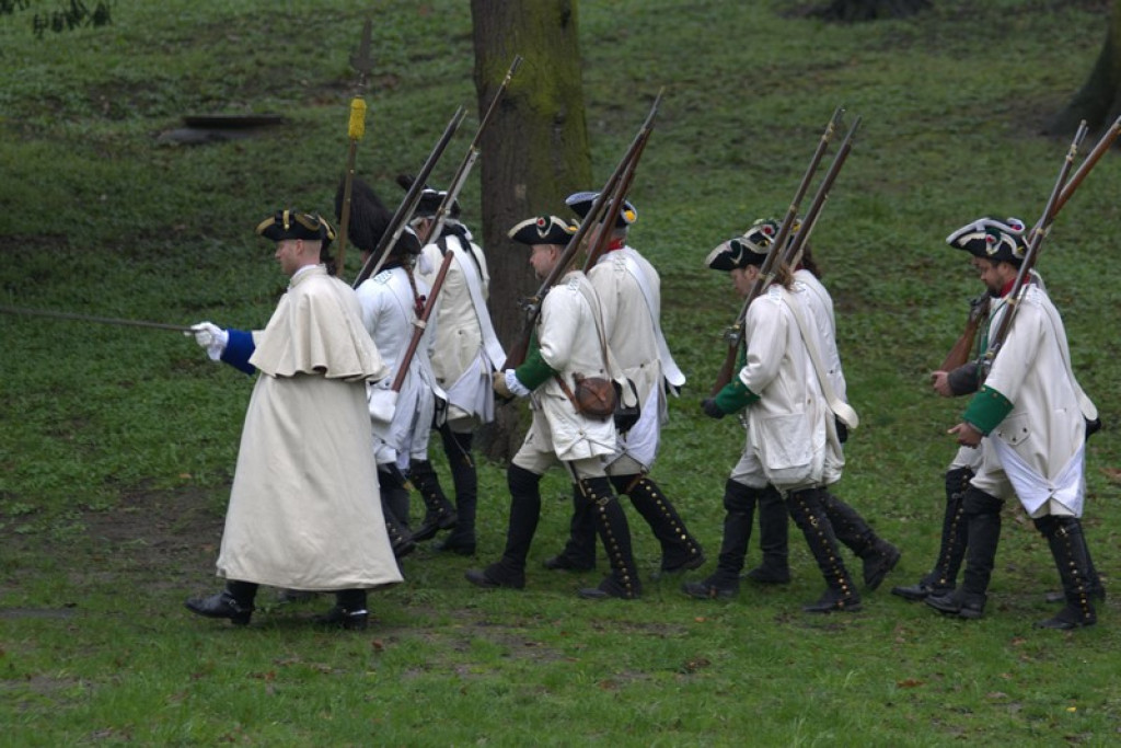 Apel, defilada i rekonstrukcja oblężenia twierdzy Brzeg [galeria zdjęć + wideo]