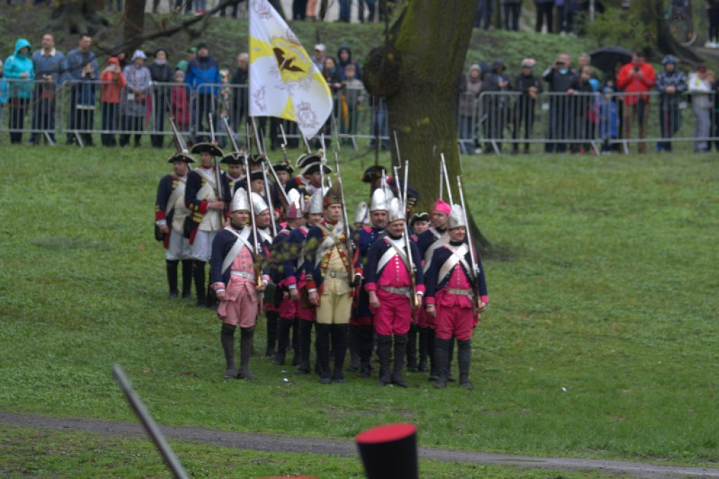 Apel, defilada i rekonstrukcja oblężenia twierdzy Brzeg [galeria zdjęć + wideo]