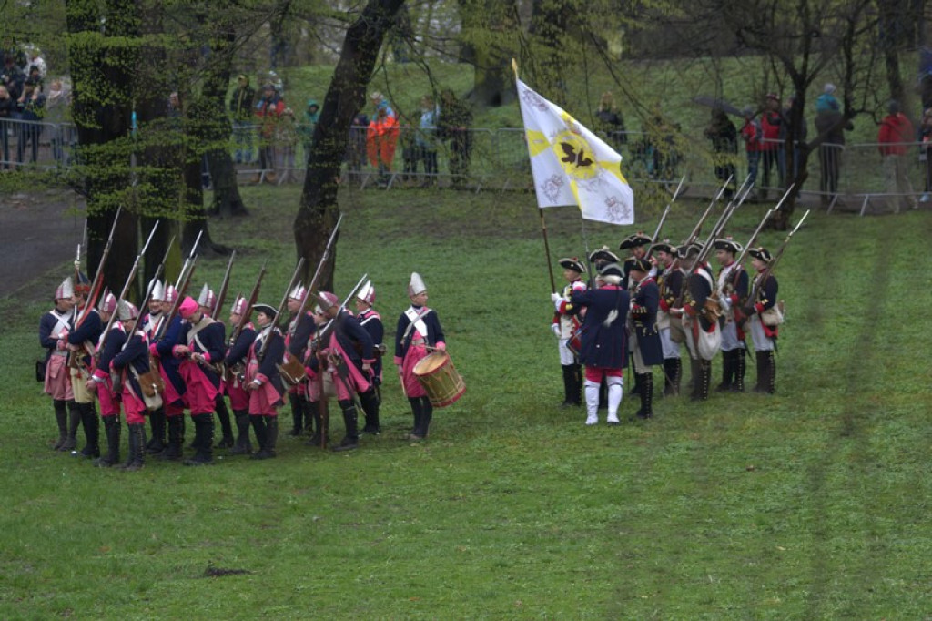 Apel, defilada i rekonstrukcja oblężenia twierdzy Brzeg [galeria zdjęć + wideo]