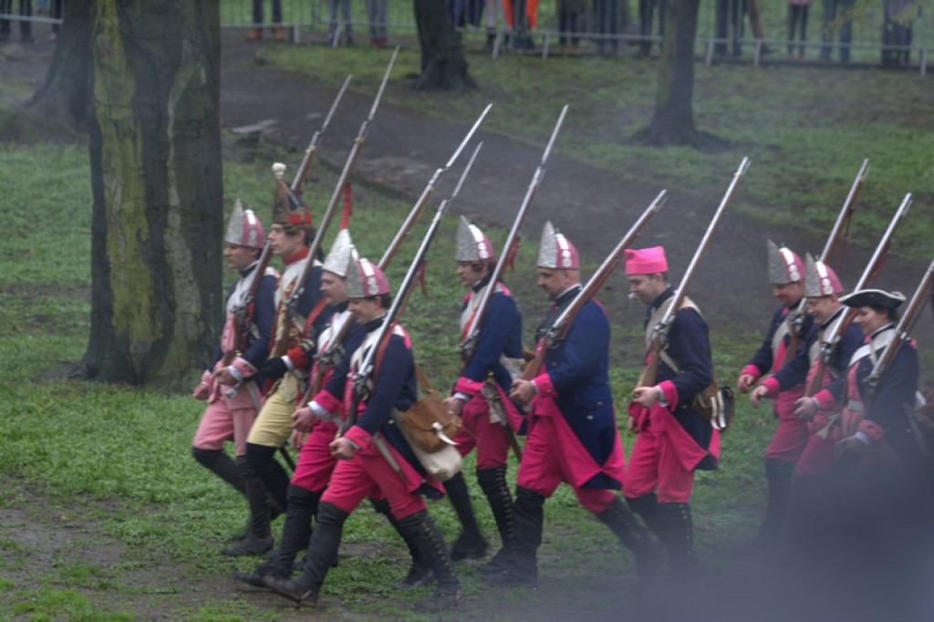 Apel, defilada i rekonstrukcja oblężenia twierdzy Brzeg [galeria zdjęć + wideo]