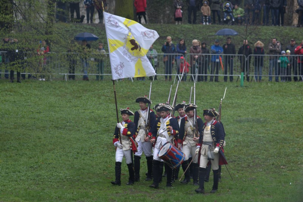 Apel, defilada i rekonstrukcja oblężenia twierdzy Brzeg [galeria zdjęć + wideo]