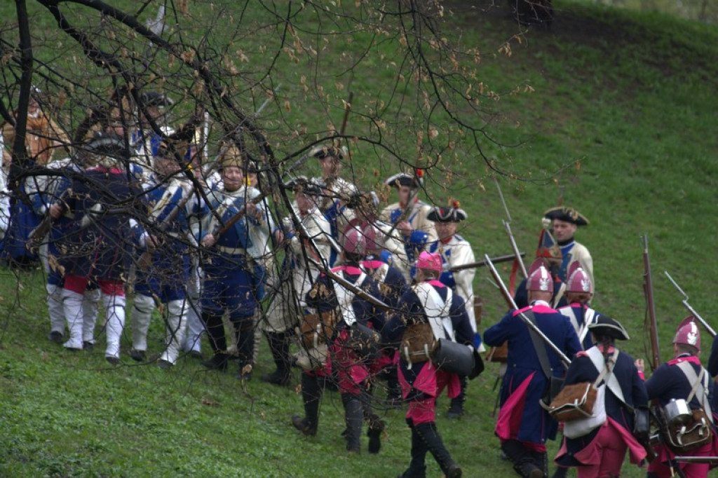 Apel, defilada i rekonstrukcja oblężenia twierdzy Brzeg [galeria zdjęć + wideo]