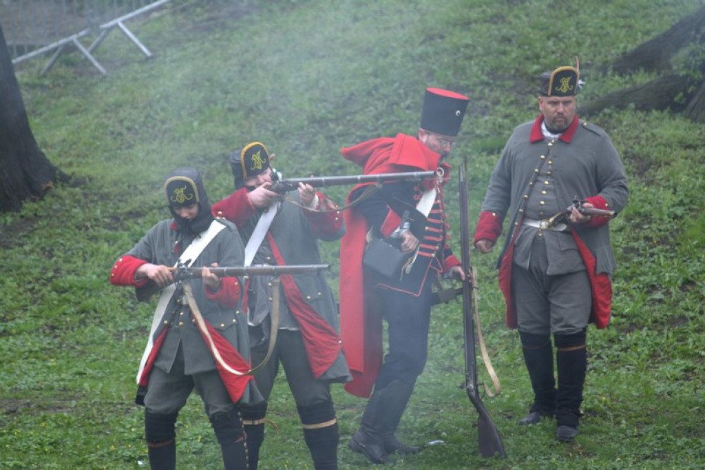Apel, defilada i rekonstrukcja oblężenia twierdzy Brzeg [galeria zdjęć + wideo]