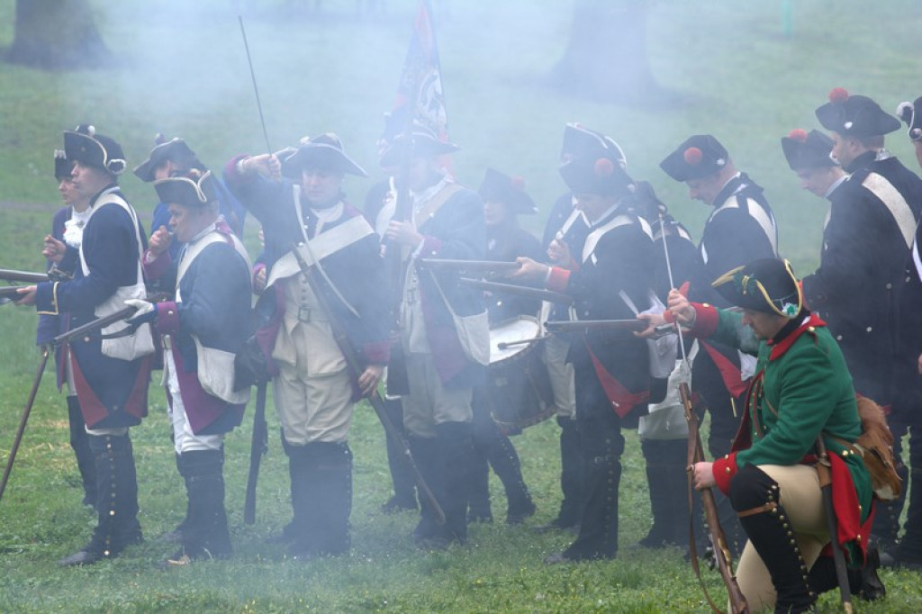 Apel, defilada i rekonstrukcja oblężenia twierdzy Brzeg [galeria zdjęć + wideo]