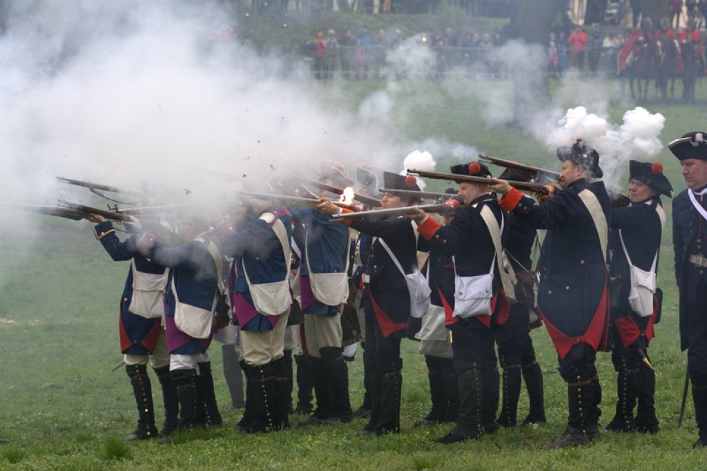 Apel, defilada i rekonstrukcja oblężenia twierdzy Brzeg [galeria zdjęć + wideo]