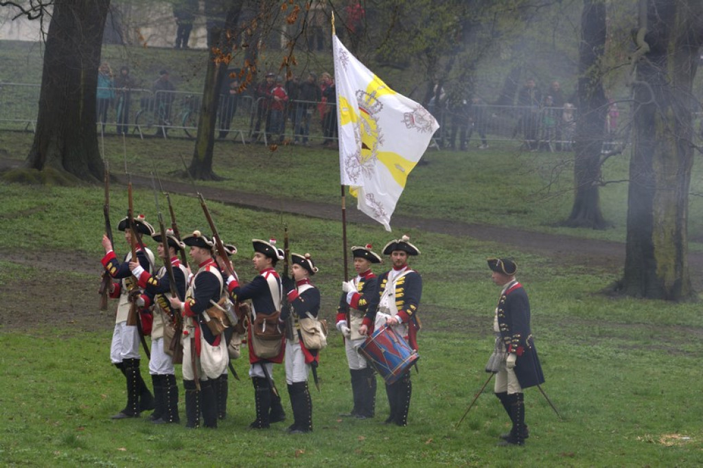 Apel, defilada i rekonstrukcja oblężenia twierdzy Brzeg [galeria zdjęć + wideo]