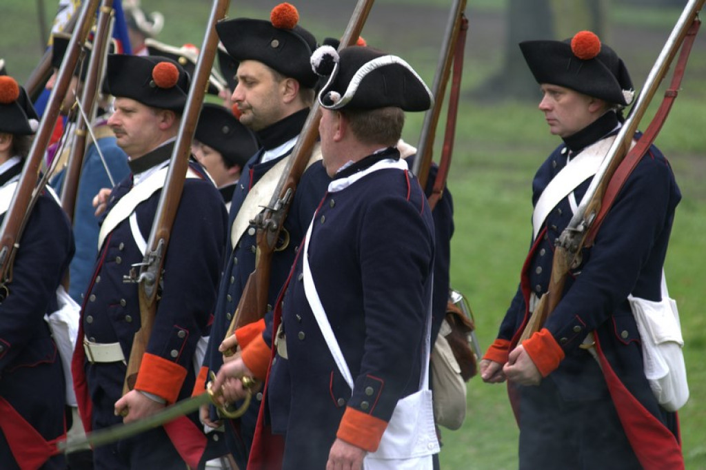 Apel, defilada i rekonstrukcja oblężenia twierdzy Brzeg [galeria zdjęć + wideo]