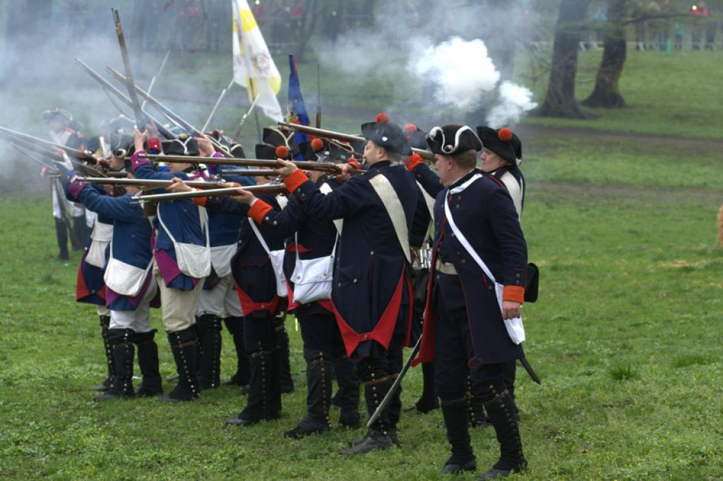 Apel, defilada i rekonstrukcja oblężenia twierdzy Brzeg [galeria zdjęć + wideo]
