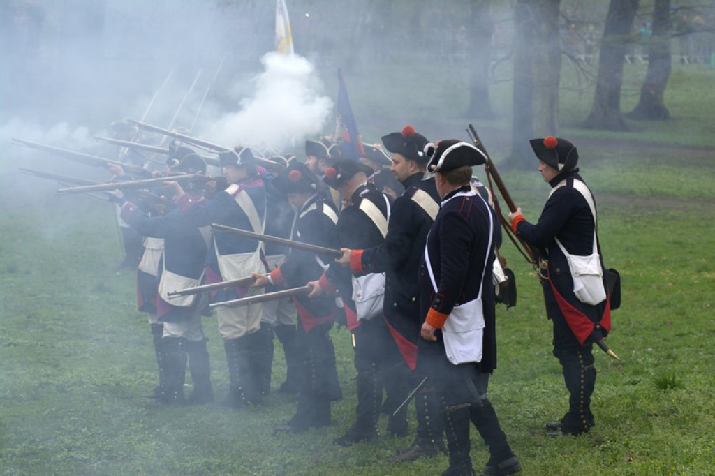 Apel, defilada i rekonstrukcja oblężenia twierdzy Brzeg [galeria zdjęć + wideo]