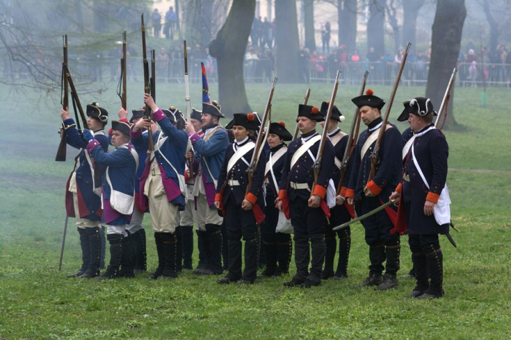 Apel, defilada i rekonstrukcja oblężenia twierdzy Brzeg [galeria zdjęć + wideo]