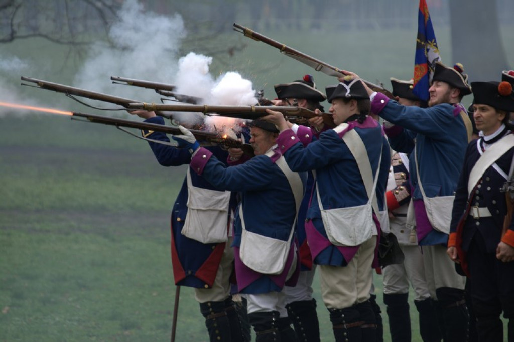 Apel, defilada i rekonstrukcja oblężenia twierdzy Brzeg [galeria zdjęć + wideo]