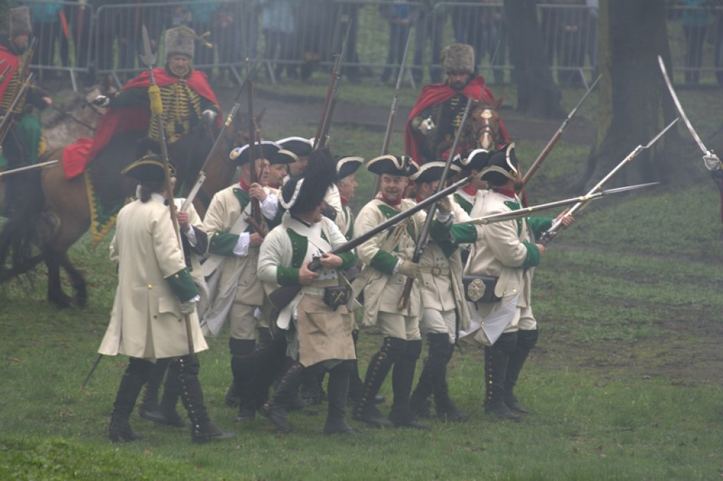 Apel, defilada i rekonstrukcja oblężenia twierdzy Brzeg [galeria zdjęć + wideo]