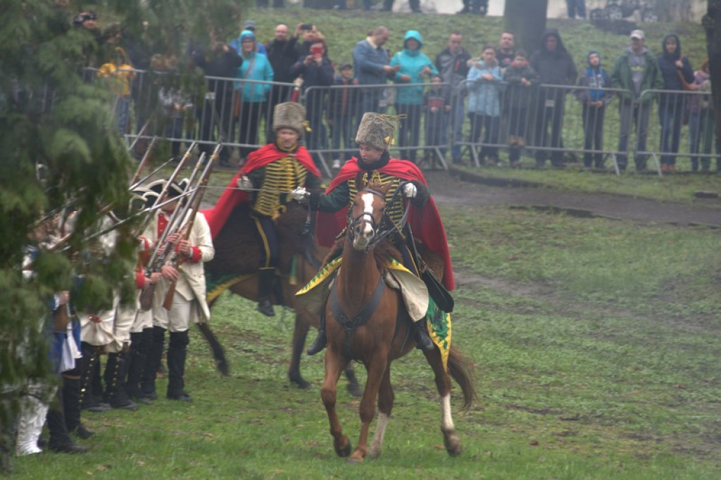 Apel, defilada i rekonstrukcja oblężenia twierdzy Brzeg [galeria zdjęć + wideo]