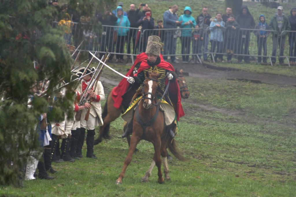 Apel, defilada i rekonstrukcja oblężenia twierdzy Brzeg [galeria zdjęć + wideo]