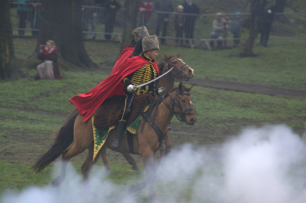 Apel, defilada i rekonstrukcja oblężenia twierdzy Brzeg [galeria zdjęć + wideo]