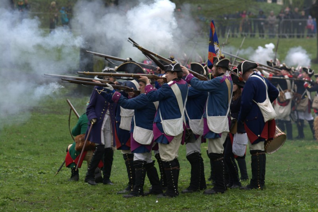 Apel, defilada i rekonstrukcja oblężenia twierdzy Brzeg [galeria zdjęć + wideo]