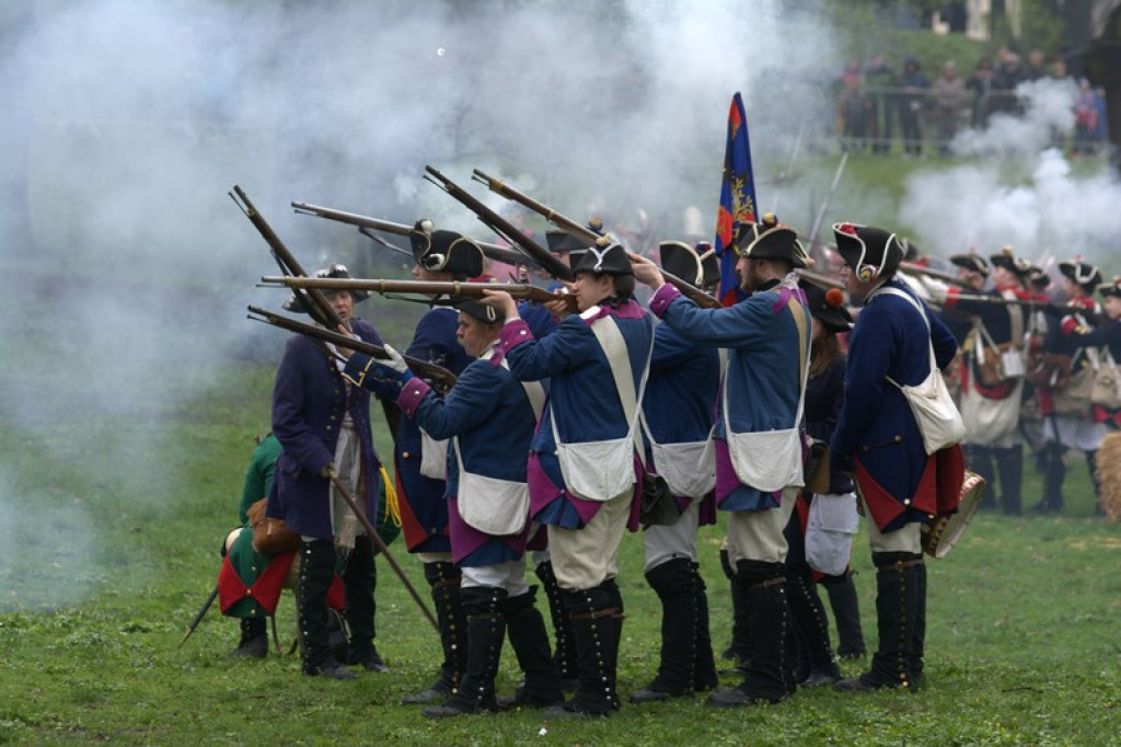 Apel, defilada i rekonstrukcja oblężenia twierdzy Brzeg [galeria zdjęć + wideo]