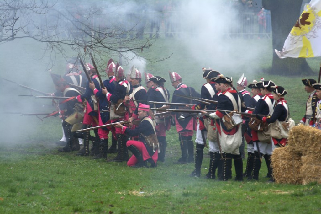 Apel, defilada i rekonstrukcja oblężenia twierdzy Brzeg [galeria zdjęć + wideo]