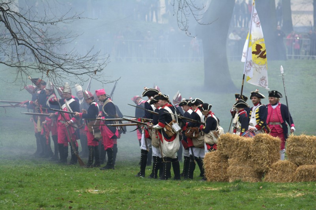 Apel, defilada i rekonstrukcja oblężenia twierdzy Brzeg [galeria zdjęć + wideo]