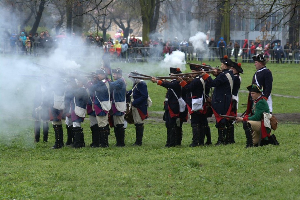 Apel, defilada i rekonstrukcja oblężenia twierdzy Brzeg [galeria zdjęć + wideo]