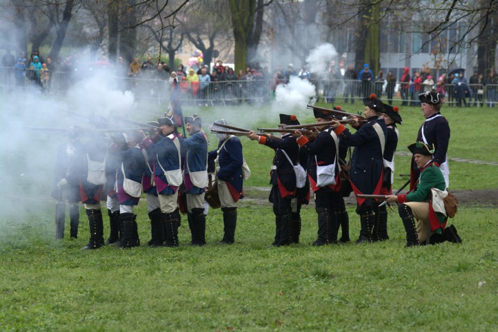 Apel, defilada i rekonstrukcja oblężenia twierdzy Brzeg [galeria zdjęć + wideo]