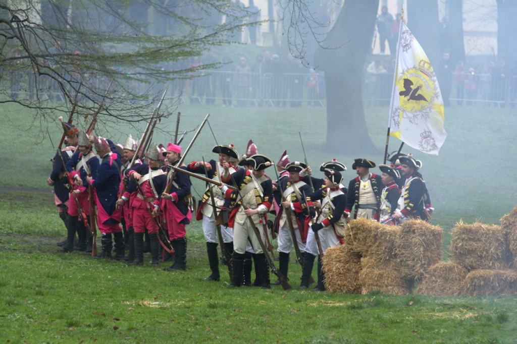 Apel, defilada i rekonstrukcja oblężenia twierdzy Brzeg [galeria zdjęć + wideo]