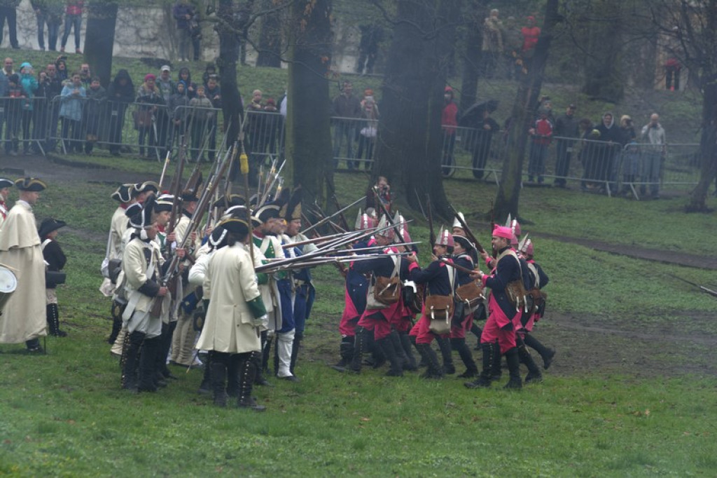 Apel, defilada i rekonstrukcja oblężenia twierdzy Brzeg [galeria zdjęć + wideo]