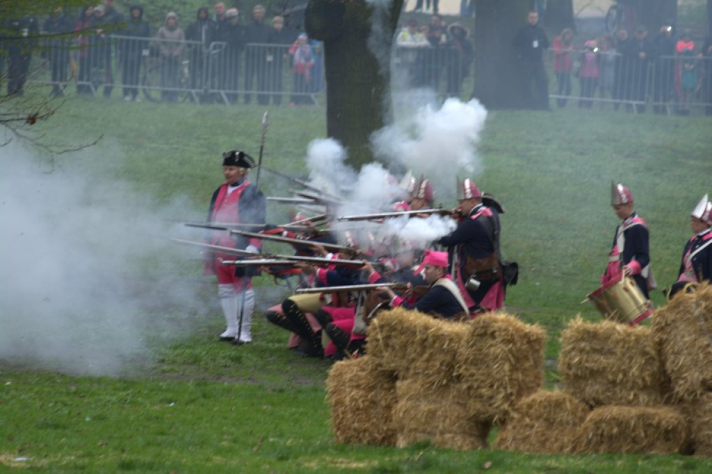 Apel, defilada i rekonstrukcja oblężenia twierdzy Brzeg [galeria zdjęć + wideo]