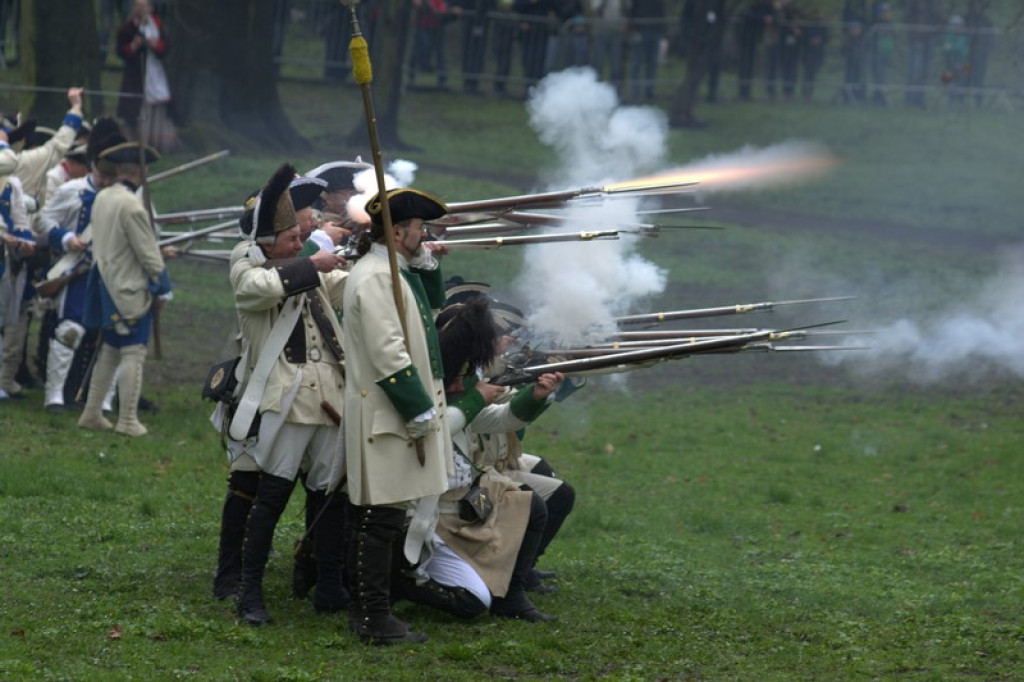 Apel, defilada i rekonstrukcja oblężenia twierdzy Brzeg [galeria zdjęć + wideo]