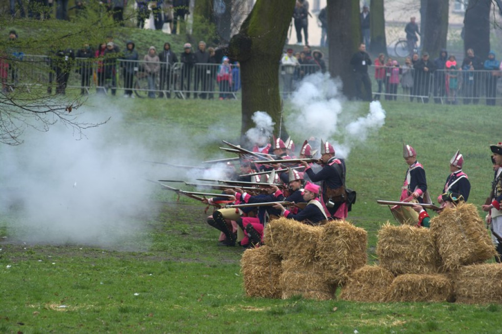 Apel, defilada i rekonstrukcja oblężenia twierdzy Brzeg [galeria zdjęć + wideo]