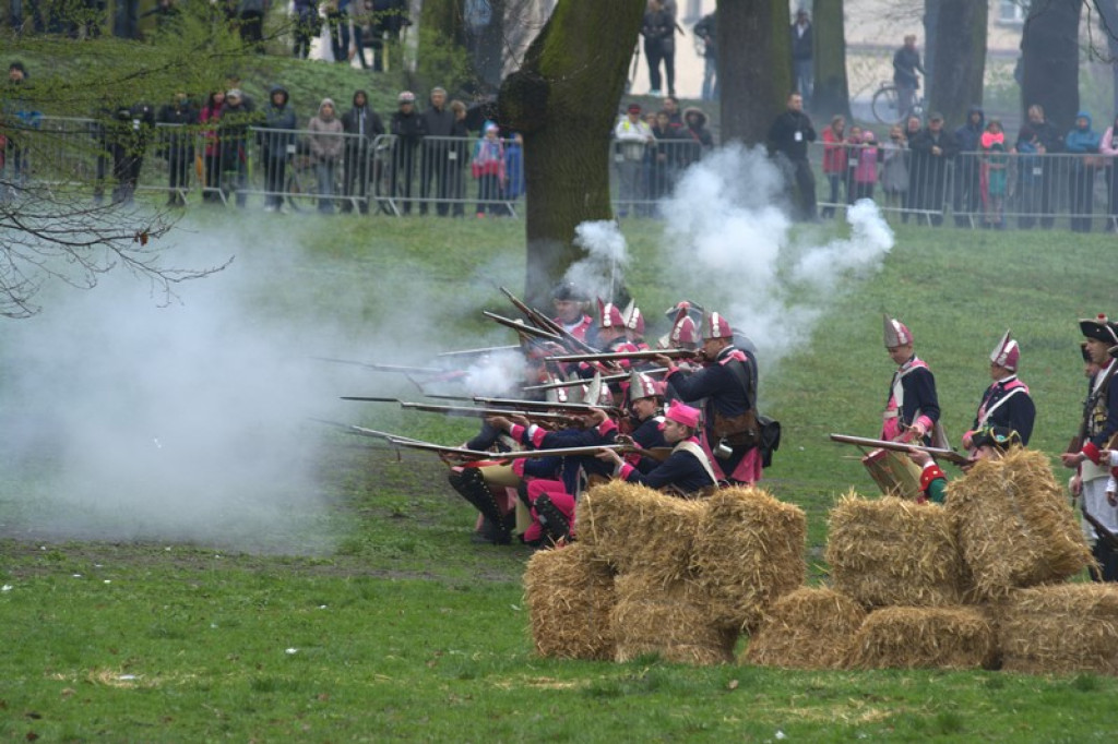 Apel, defilada i rekonstrukcja oblężenia twierdzy Brzeg [galeria zdjęć + wideo]