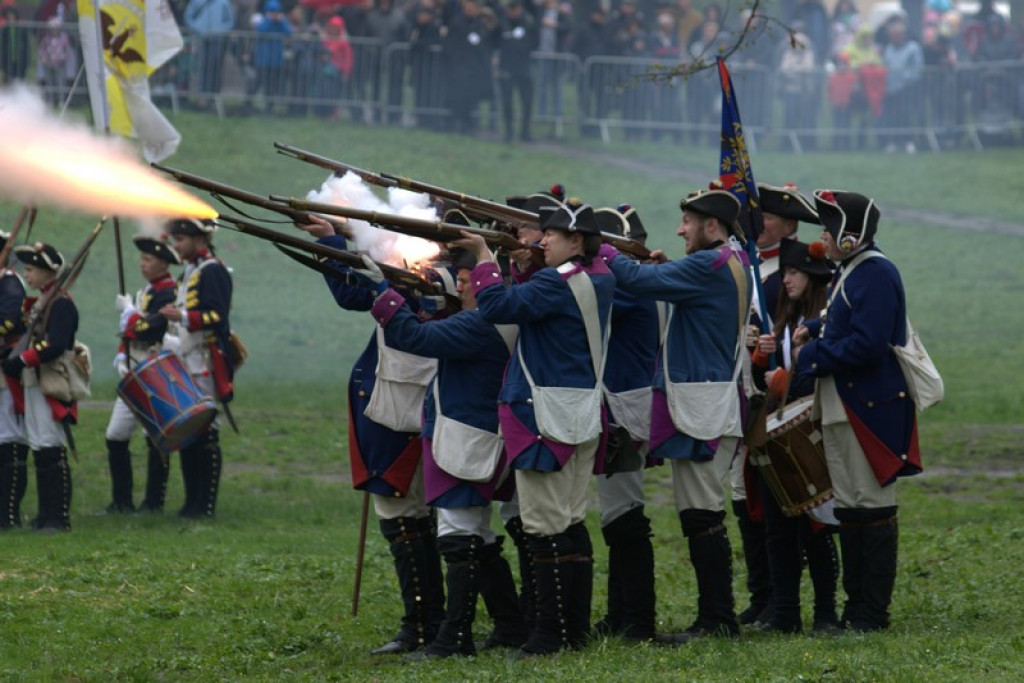 Apel, defilada i rekonstrukcja oblężenia twierdzy Brzeg [galeria zdjęć + wideo]