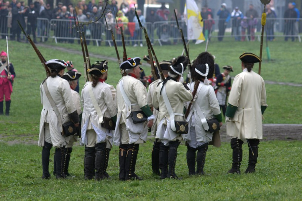 Apel, defilada i rekonstrukcja oblężenia twierdzy Brzeg [galeria zdjęć + wideo]