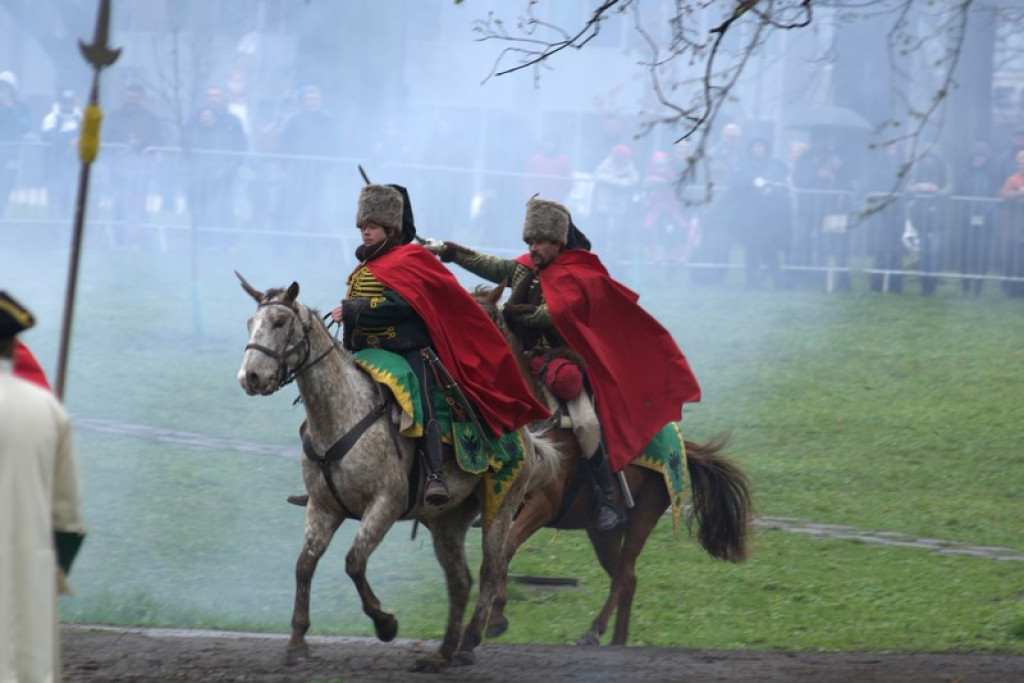 Apel, defilada i rekonstrukcja oblężenia twierdzy Brzeg [galeria zdjęć + wideo]