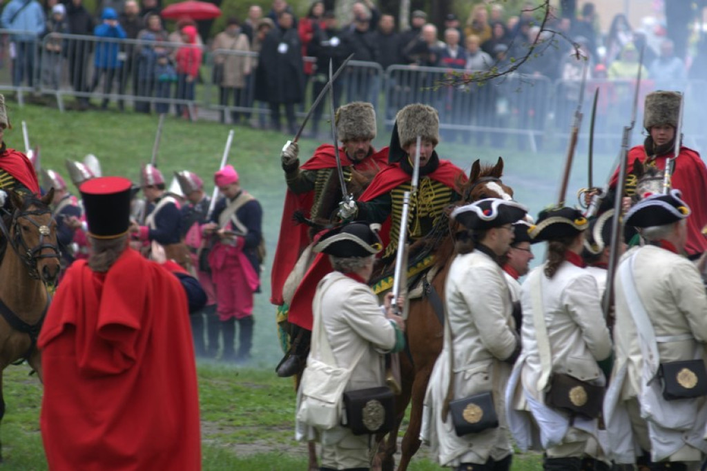Apel, defilada i rekonstrukcja oblężenia twierdzy Brzeg [galeria zdjęć + wideo]