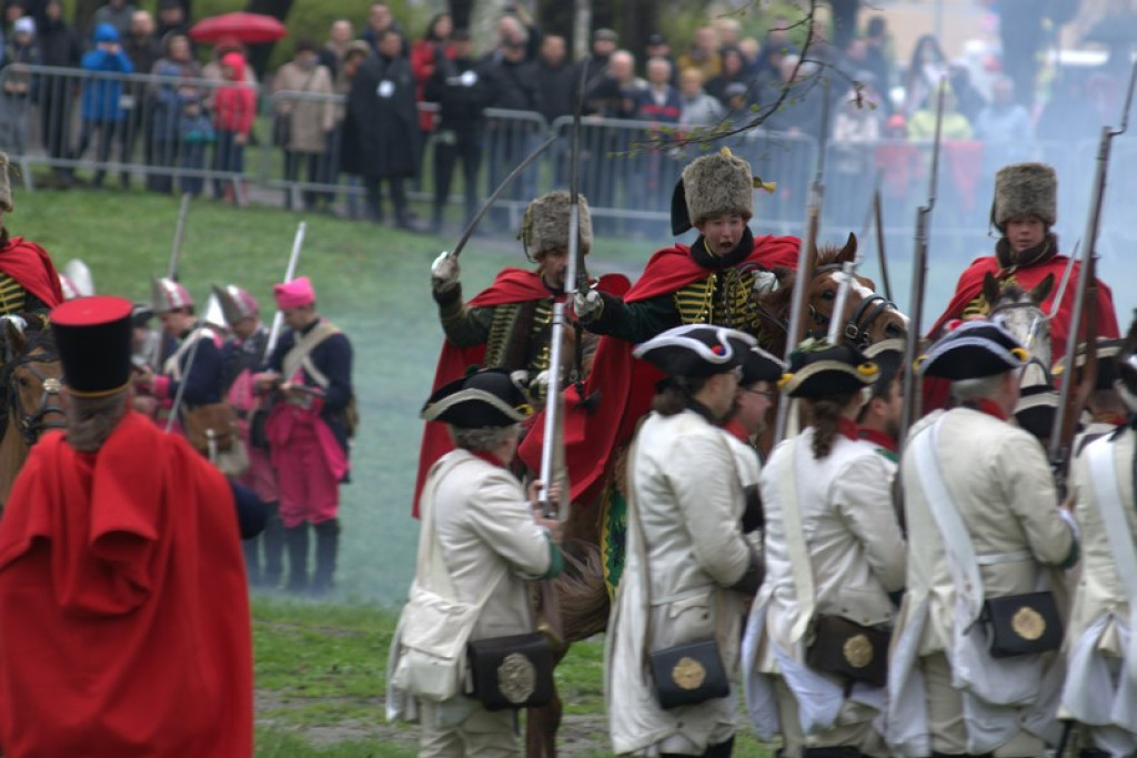 Apel, defilada i rekonstrukcja oblężenia twierdzy Brzeg [galeria zdjęć + wideo]