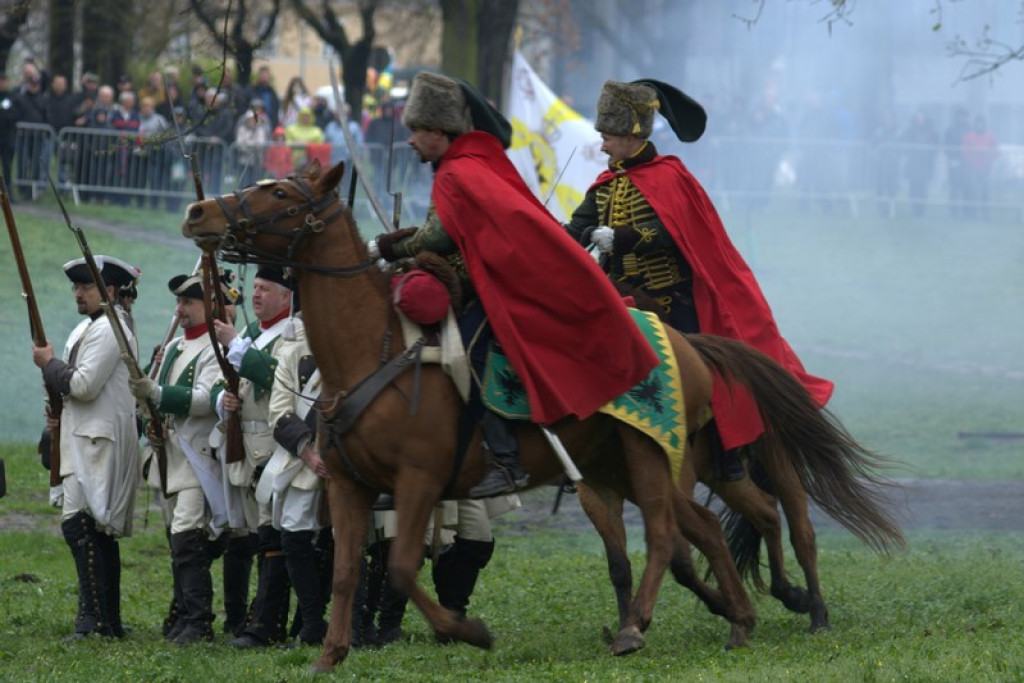 Apel, defilada i rekonstrukcja oblężenia twierdzy Brzeg [galeria zdjęć + wideo]