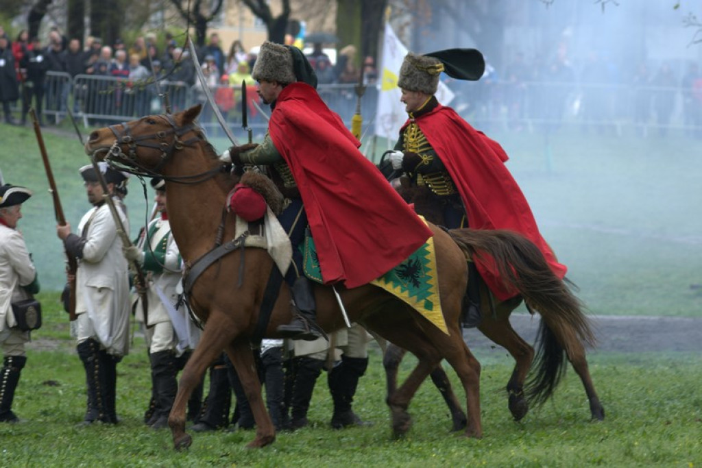 Apel, defilada i rekonstrukcja oblężenia twierdzy Brzeg [galeria zdjęć + wideo]