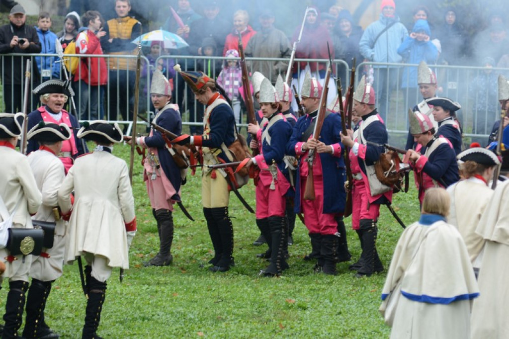 Apel, defilada i rekonstrukcja oblężenia twierdzy Brzeg [galeria zdjęć + wideo]